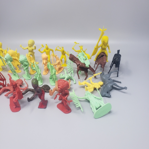 1970's Vintage Tim Mee Cowboys & Indians Collectible Toy Figures. (88 Pieces) - Picture 5 of 9